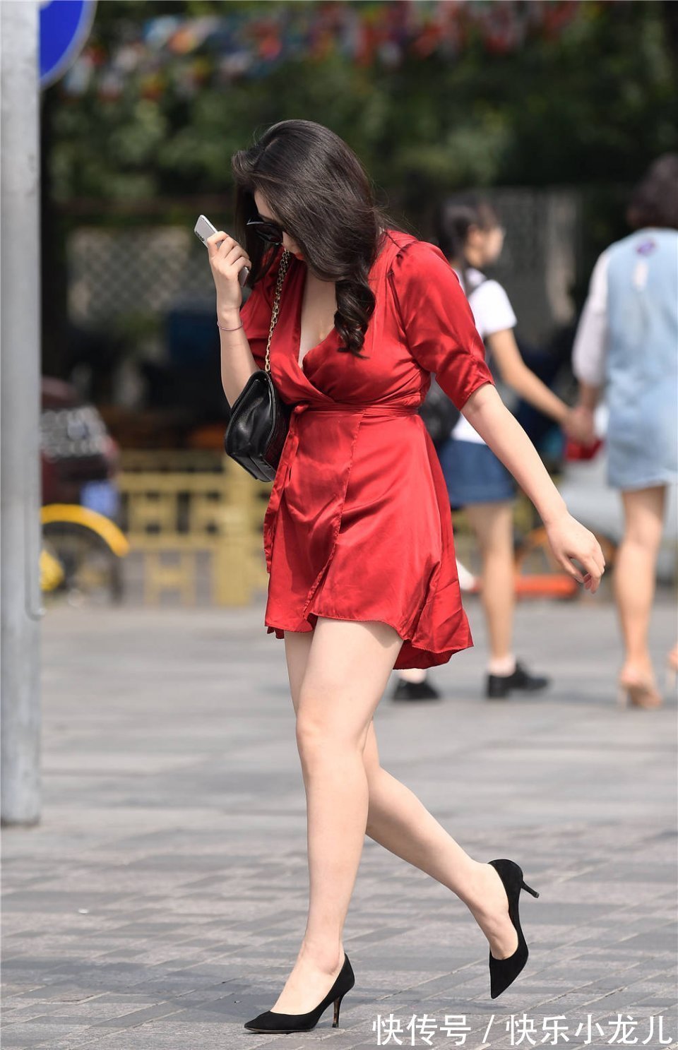 连衣短裙 黑色的尖头细跟鞋，搭配红色缎面连衣短裙，高级感十足的搭配风格