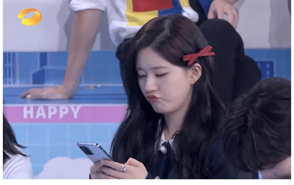 國子監(jiān)來了個(gè)女弟子|趙露思和徐開騁亮相《快樂大本營》，兩人同臺合唱，趙露思好嬌小