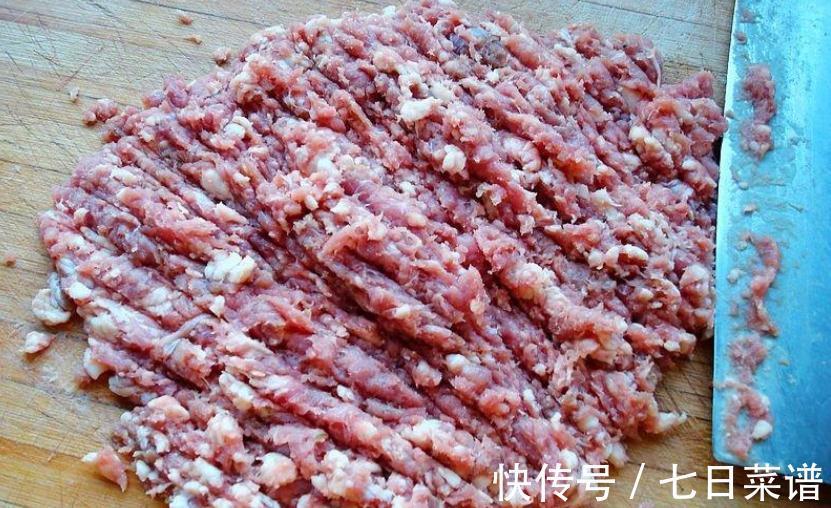 做羊肉馅饺子,记住2个“调馅技巧”,饺子鲜嫩多汁,好吃无膻味