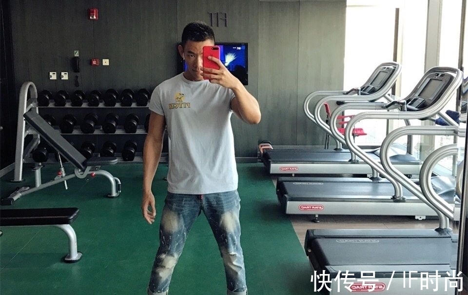 腹肌|颜值与身材俱佳的90后型男,结实的腹肌和胸肌让人心动!