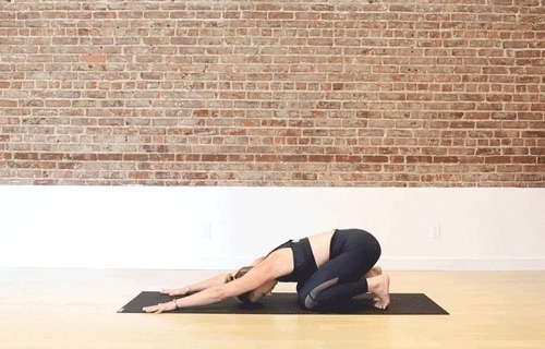 犬式|练瑜伽，不靠墙手倒立起不来这16组准备动作要常练