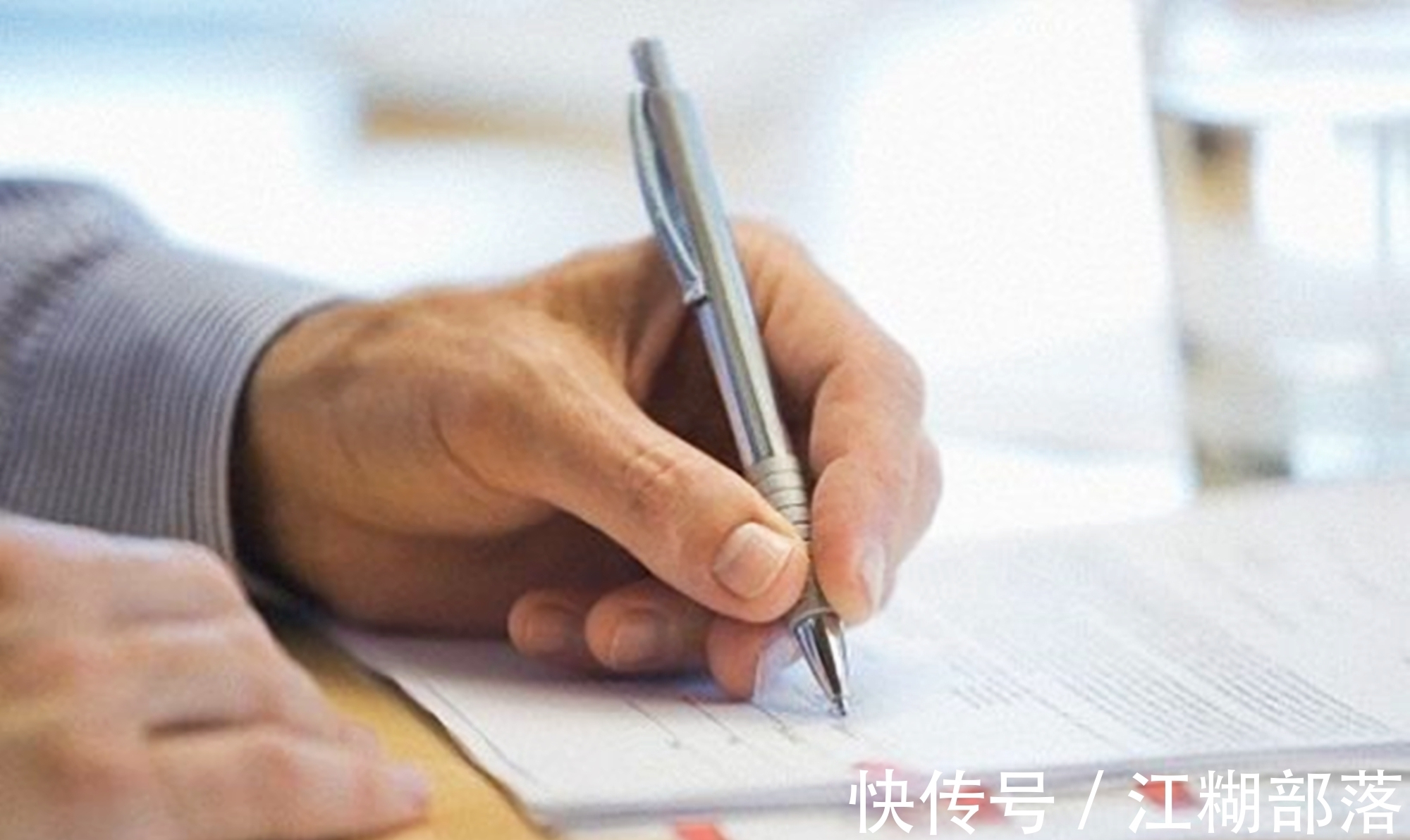 后天型|“左撇子”孩子比普通人更聪明?科学家左撇子远没你想的那么简单