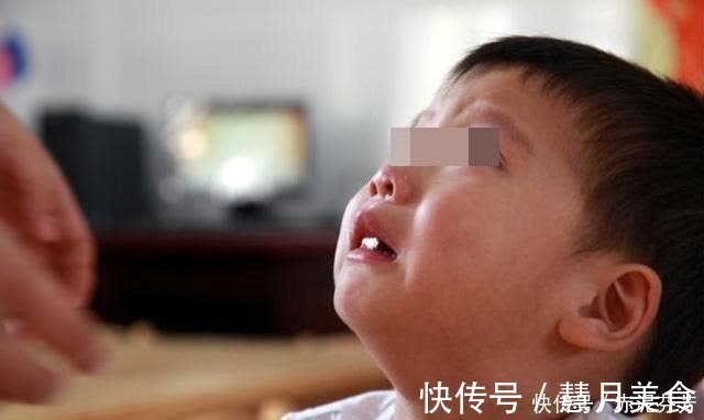 安静了|新生儿“伸手”找妈火了,刚出生就要妈妈抱,网友直呼太暖心