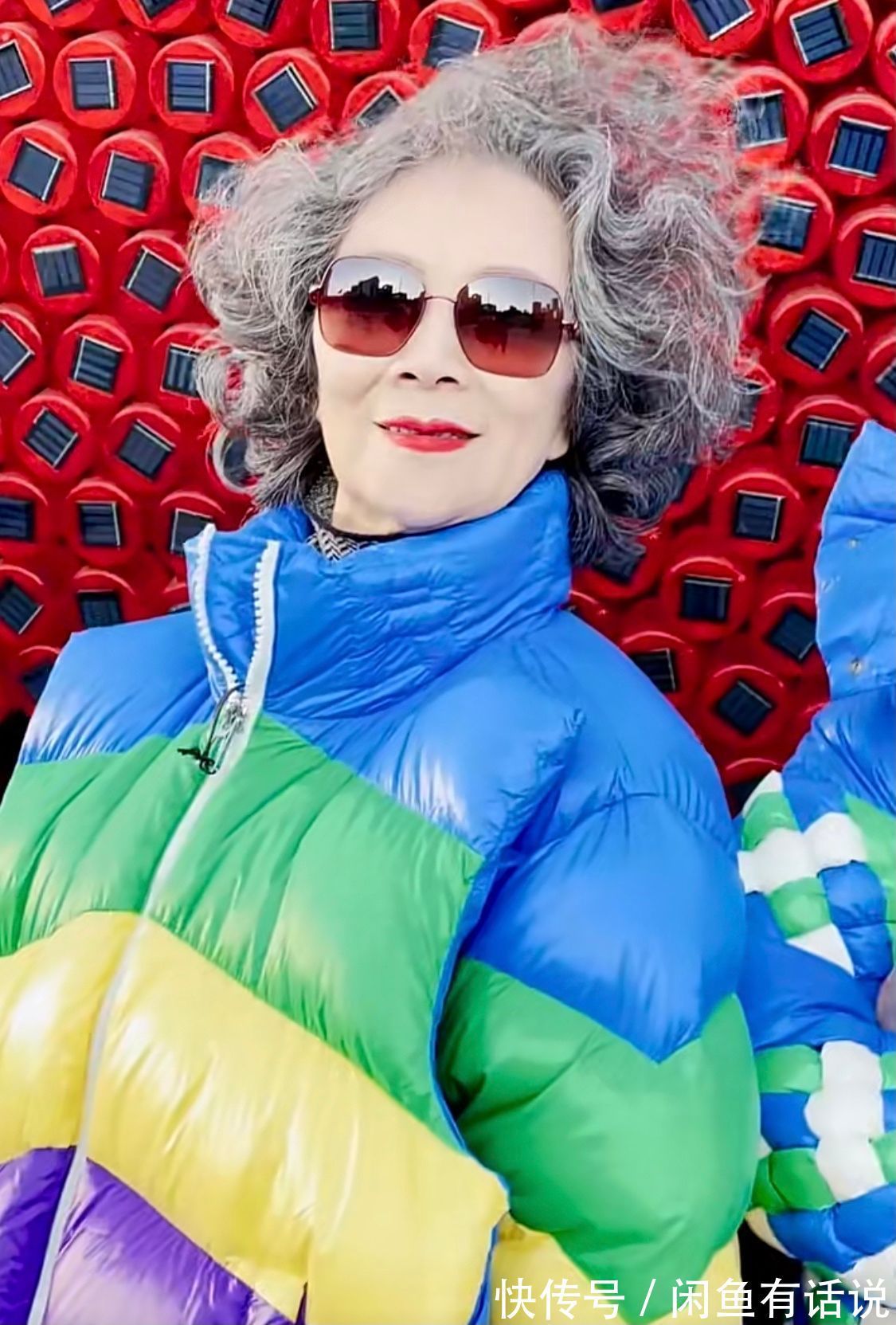 配饰 75岁北京奶奶真潮,那么花的羽绒服也敢穿,配一头白发看着太拉风