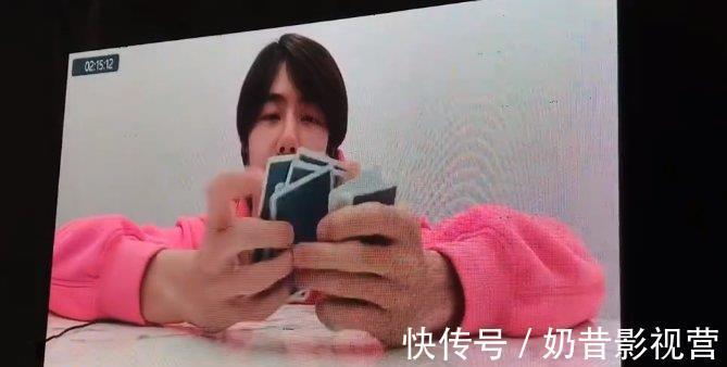 王一博线上录新节目，炫耀新魔术很有成就感，一身粉红卫衣超可爱