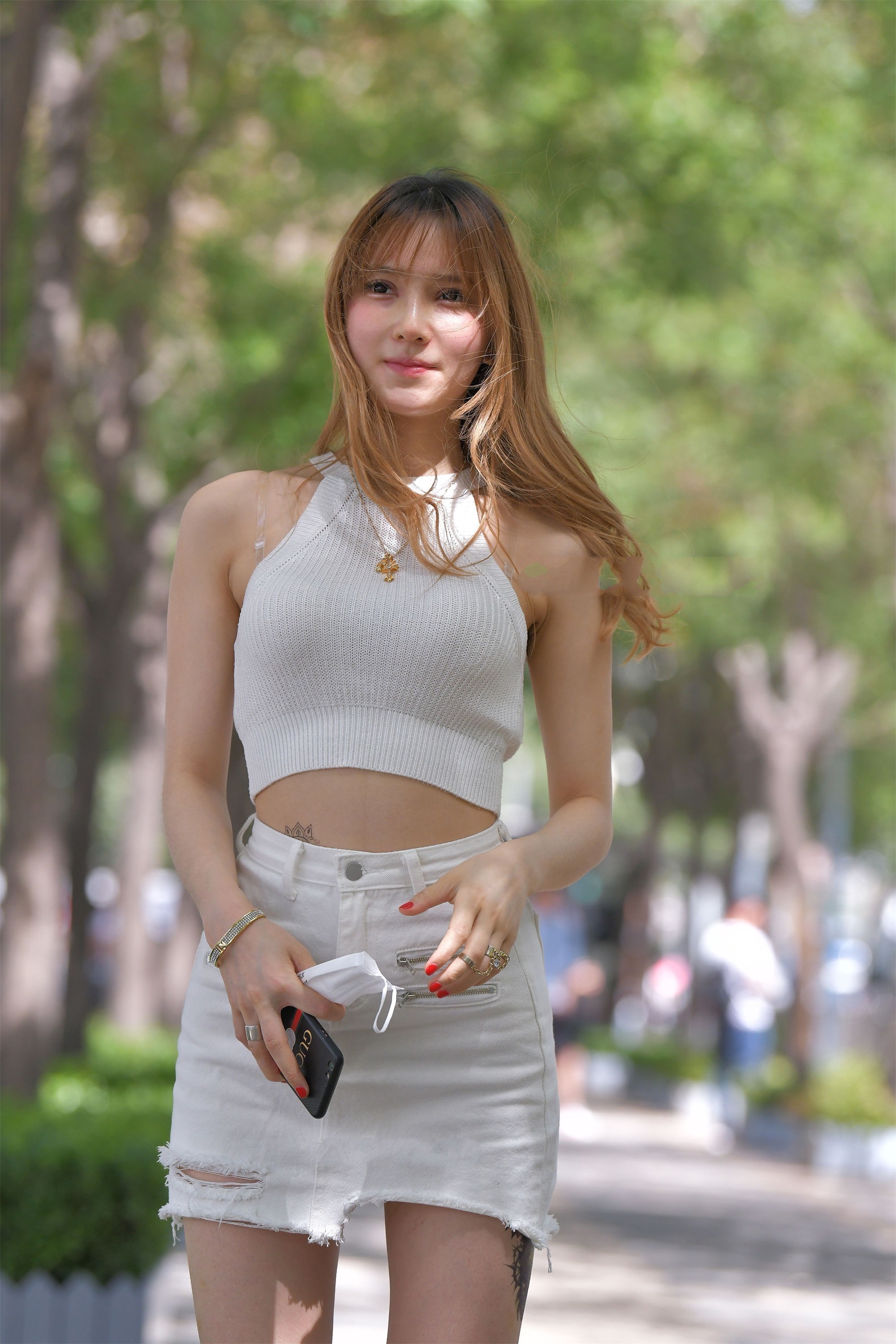 针织面料|白色针织吊带搭配一步裙,款式精致,大方得体