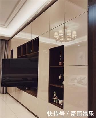 电视柜|不要在客厅装电视机背景墙了,聪明人都这样放电视,时尚又实用