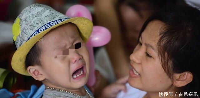 儿子|俩孩子同时摔下滑梯,宝妈第一时间拉自己儿子,对方家长太自私