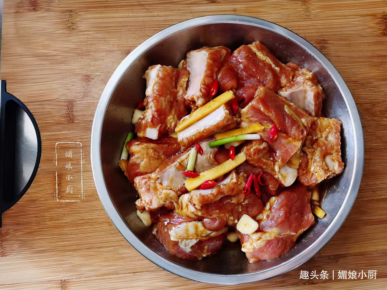 秋天多吃蒸菜不上火，排骨先腌再蒸软烂入味，低脂饮食清香滋润！