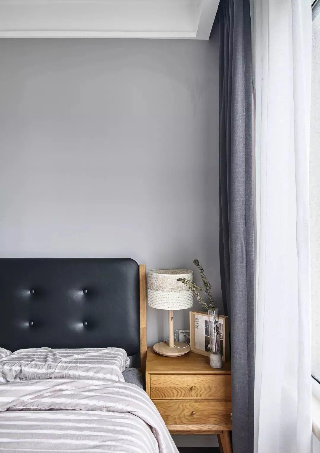 搭配|87㎡现代简约家居,一整面沙发墙做书柜,真心漂亮又实用!