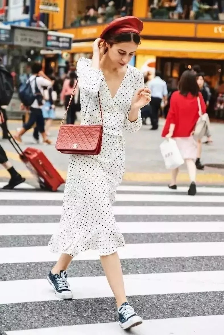 时髦|“平底鞋+裙子”穿出女人最轻松,优雅的样子,巨时髦!