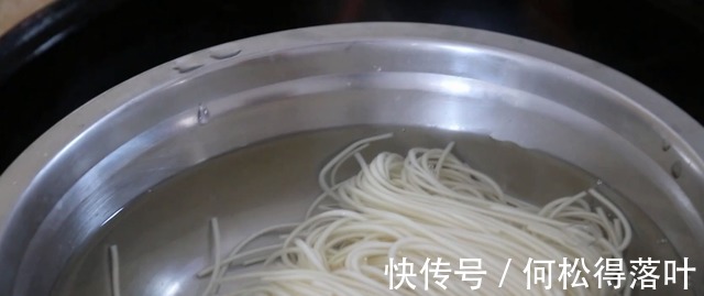 面条新吃法，吃了这么多年面条，才知道这种做法好吃，看着都香！