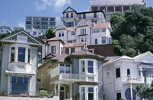 租房|全球最“无奈”国家,房产几乎被中国人买断,当地人只能租房住