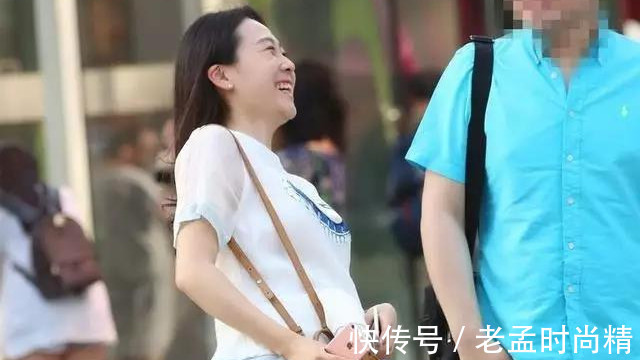 性感 街拍: 爽朗爱笑的性感美少妇, 保养的很好, 成熟的魅力最是吸引人