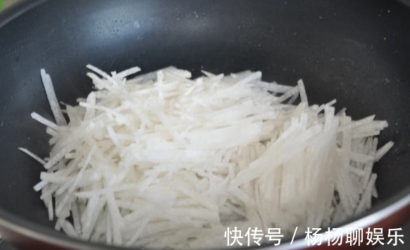 萝卜做馅时,先焯水或者用盐杀水都不对,教你一招,饺子口感特好