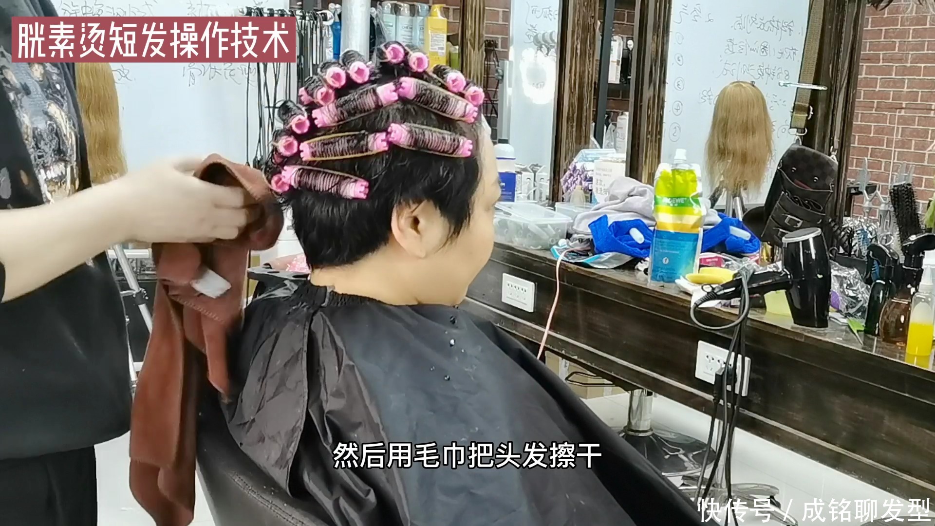 50岁脸大的女人别总烫小卷,用发根摩根烫纹理,干练减龄好打理