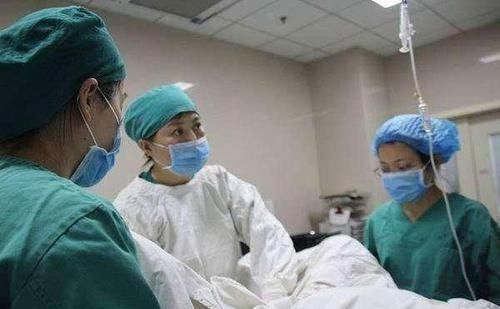 医生|产妇顺产后为啥要在产房多待2小时？医生：这黄金2小时太重要