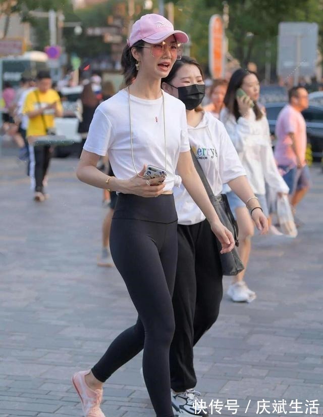 搭配 时髦美丽的瑜伽裤穿搭尽显青春姿态,拉伸身材曲线,帅气随性!
