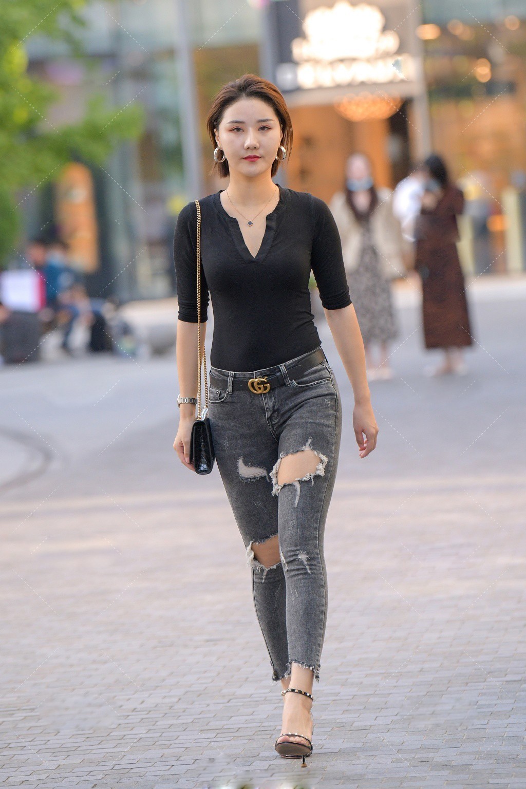 简单|简单时髦小穿搭, 黑色T恤+破洞牛仔裤, 时尚不失帅气!