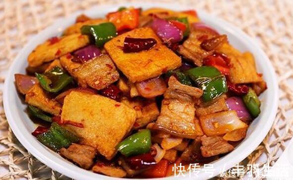 千页豆腐|朋友来家吃饭做了几道下饭菜，每道都蒜苗炒油豆腐，一上桌就抢吃