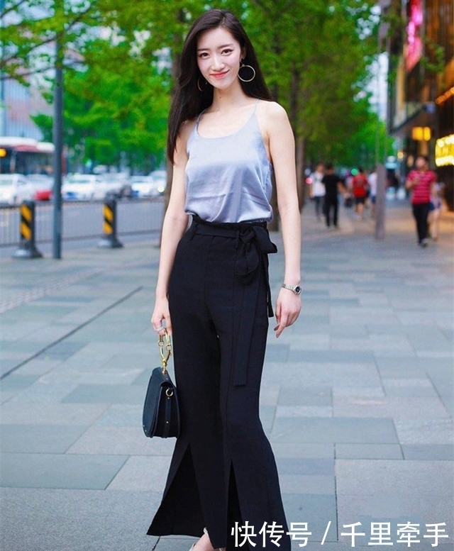  行头|街拍：美女就你这身行头出门，回头率老高了。