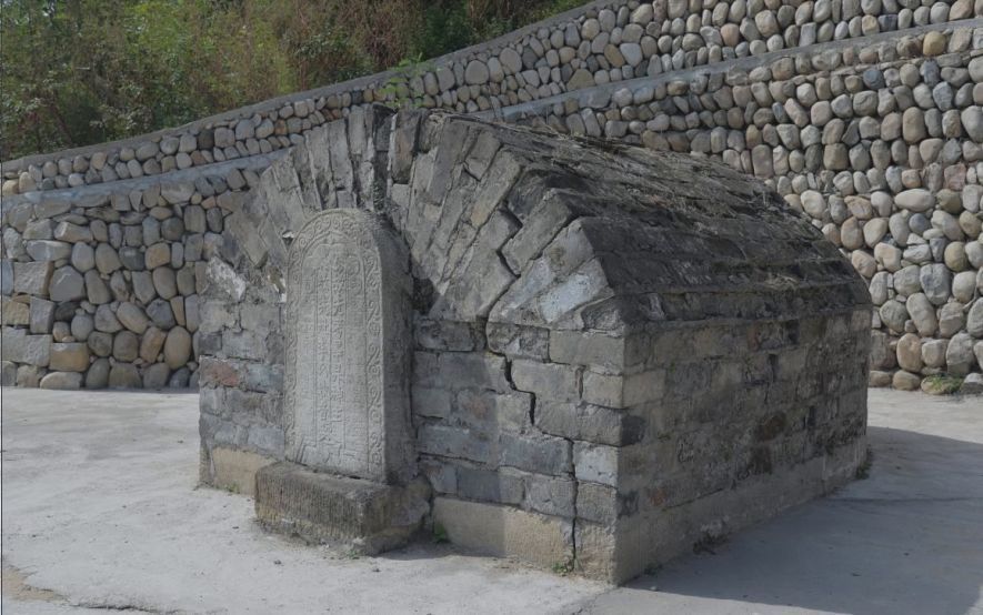 荒野&他缔造了中国的一个骄傲,1990年,墓碑却惊现于荒野中,令人唏嘘