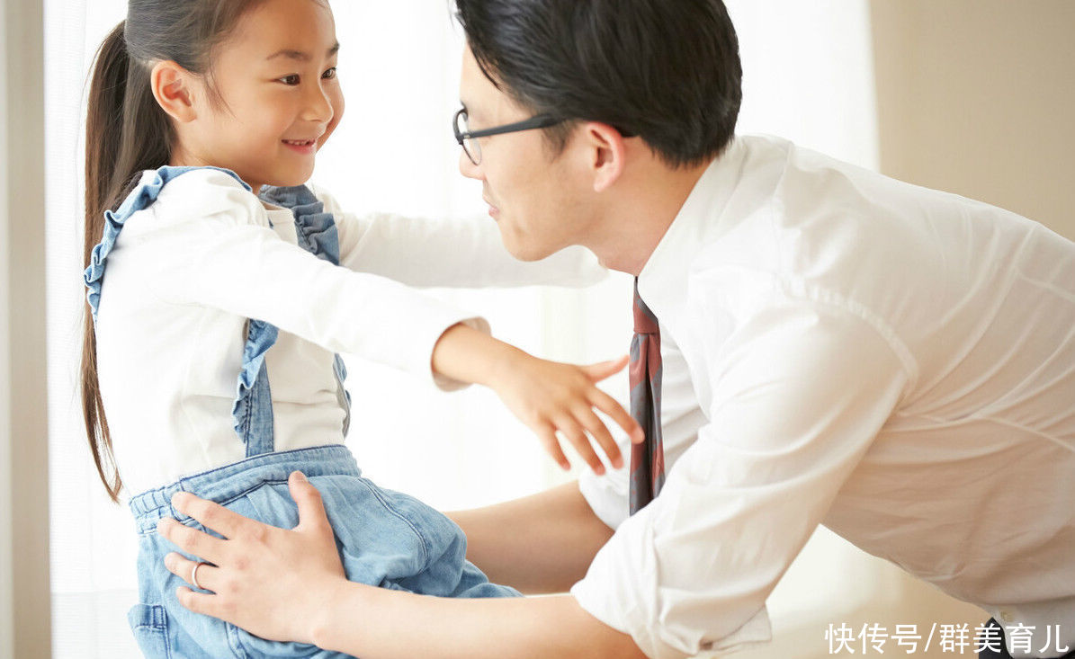孩子|爸爸与3女儿床上嬉闹引争议，越界的亲密，会给孩子带来什么？