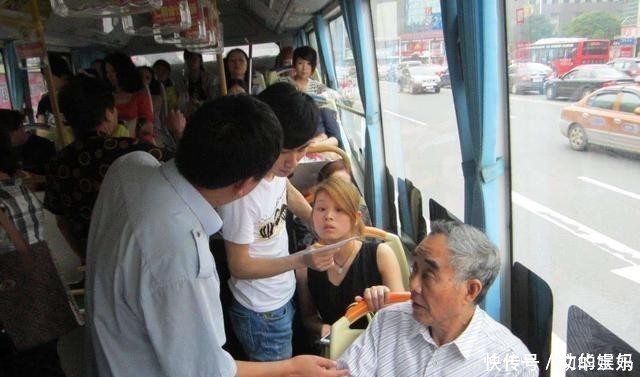 错误方|嫌孩子让座慢,老人直接将娃书包扔地上,父亲做法被全车人称赞