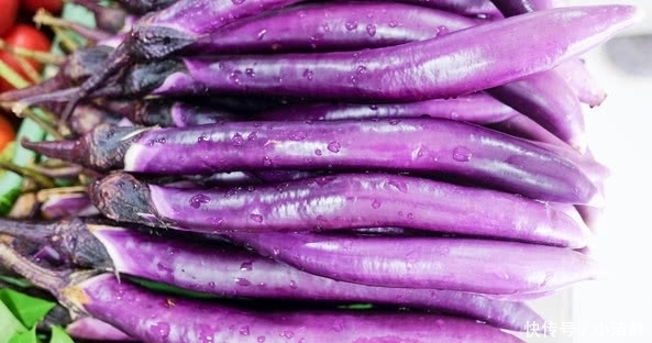 买茄子时选直的还是弯的?老菜农:别跳错了,浪费钱还不好吃