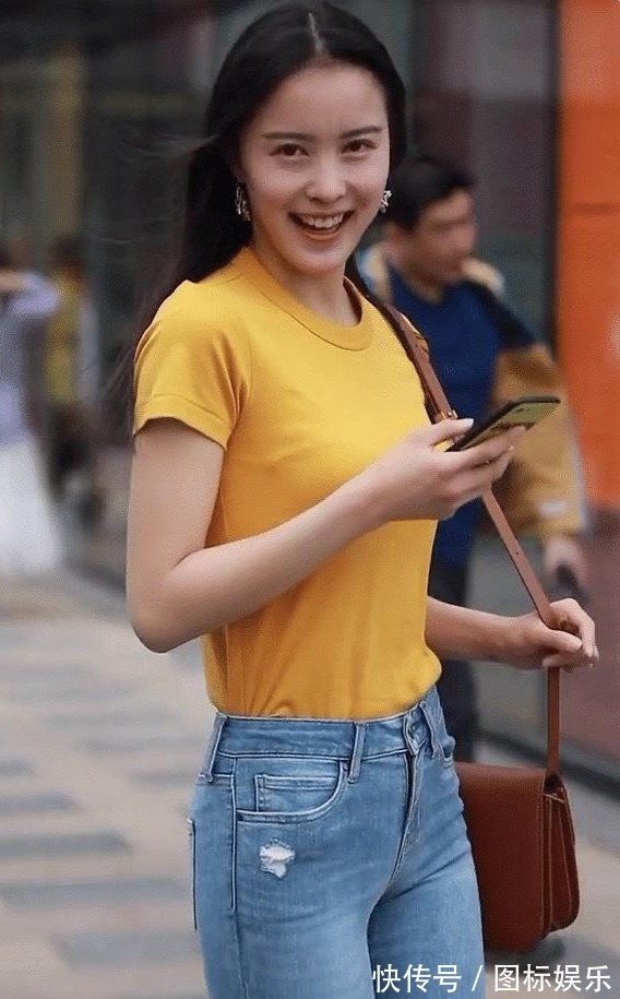 T恤|圆领T恤配紧身牛仔裤,清新又乖巧,日常穿搭的首选新宠