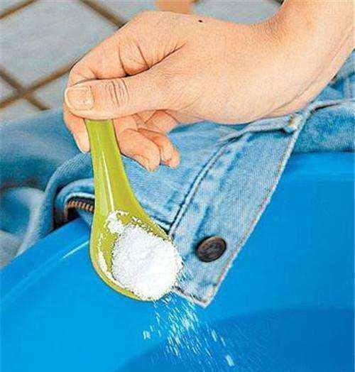 清洗牛仔裤时总掉色?这个小窍门,洗出来的裤子跟新的一样