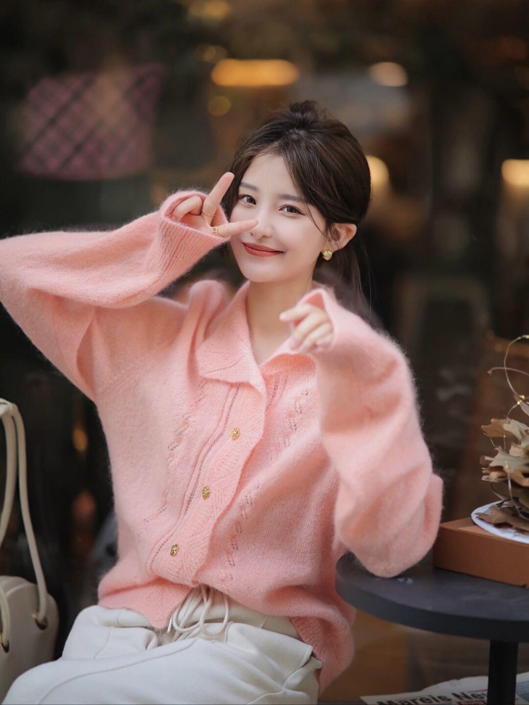 大长腿 冬天就适合穿“粉色毛衣”,保暖温柔又有格调,清新减龄又显气质