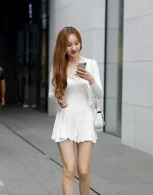 https://p.ssl.img.360ku女超人姐姐:纯白连衣裙气质十足,独有一份时尚魅力!