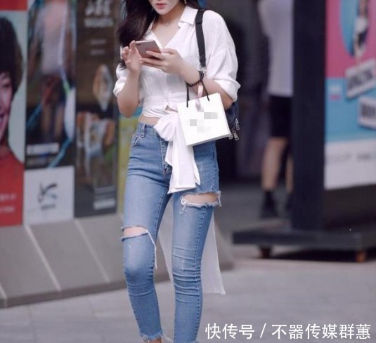 大喇叭牛仔裤,搭配一字肩上衣,修身显瘦,增添几分慵懒风情