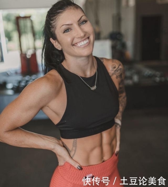 nick|她的腹肌很突出,身材很靓丽,体态偏瘦很有力量之美感