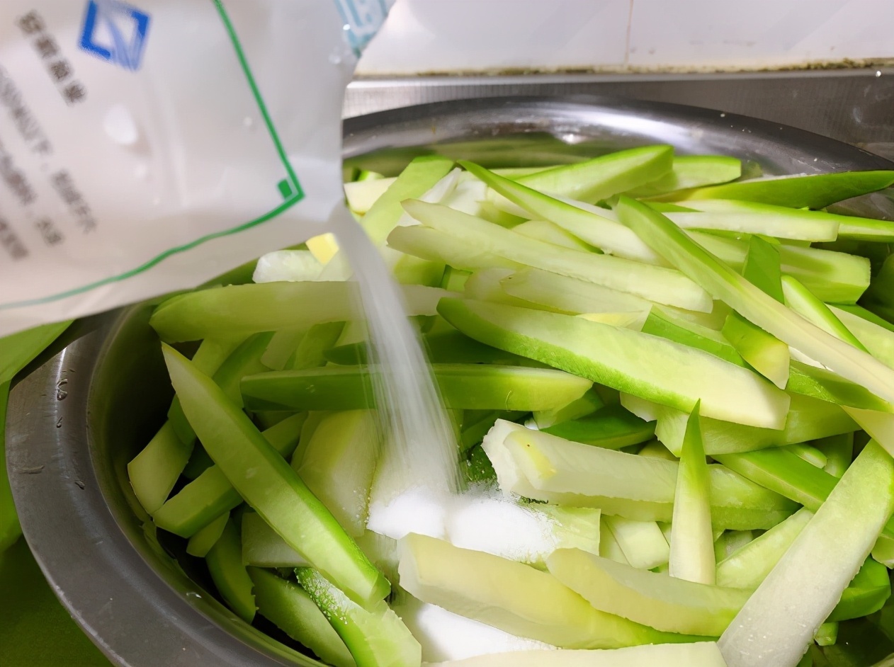 萝卜干直接晒还是直接腌教你60年老方法,脆爽入味,1年不坏