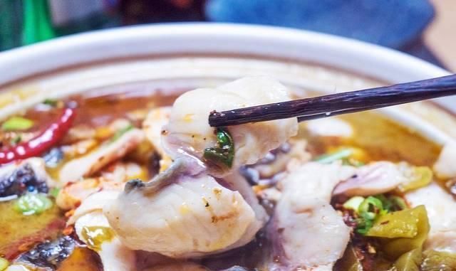 做酸菜鱼时,有人用淀粉,有人用蛋液大厨教你正确做法,太香了