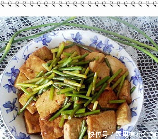 普通的家常蒜苗烧豆腐,做法很简单,味道很不错!