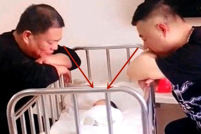 护士|宝宝刚出生,爷爷和姥爷的行为逗笑查房护士,奶奶姥姥一边站