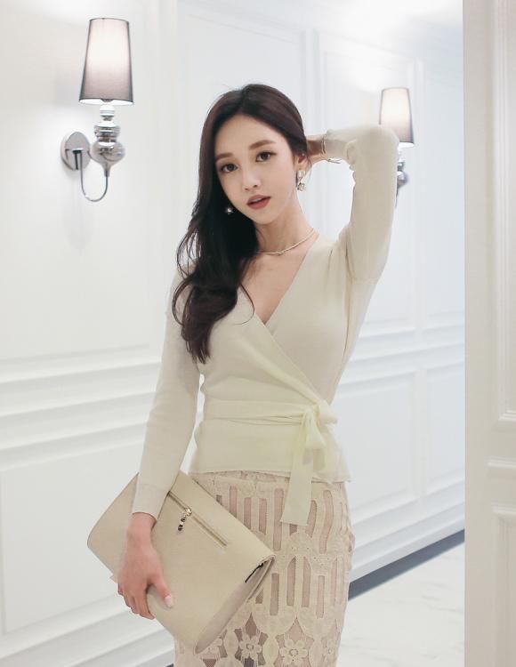 孙允珠长发飘逸气质典雅，穿V领长袖上衣搭镂空包臀裙，性感迷人
