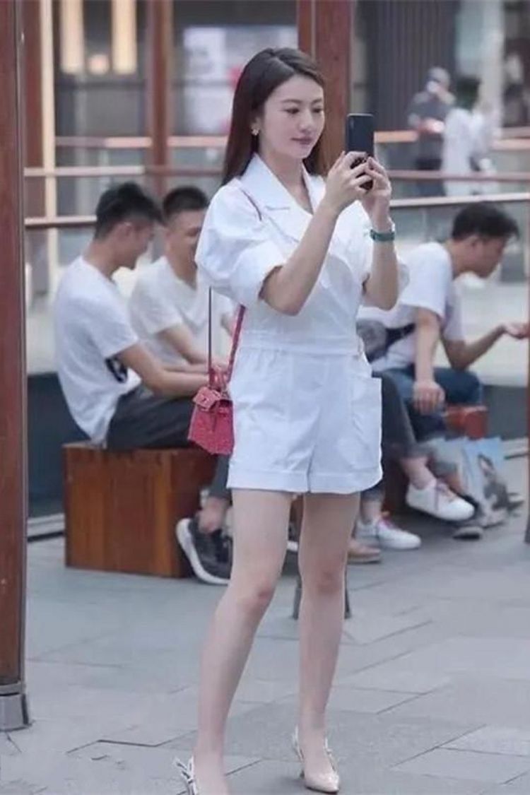 小姐姐|街拍美女：御姐风情的紧身裙小姐姐，穿搭出不一样的优美味道