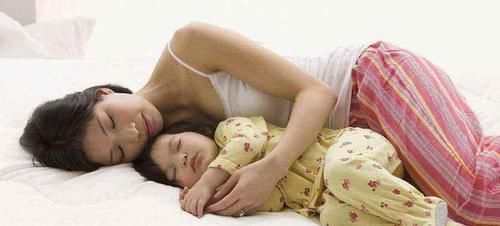 宝妈|宝爸“左拥右抱”俩女儿睡午觉，镜头转到儿子后，宝妈立马急了