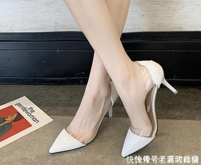 盛夏已至，透明高跟鞋登场，透明鞋身拉长腿部线条，更显女性魅力