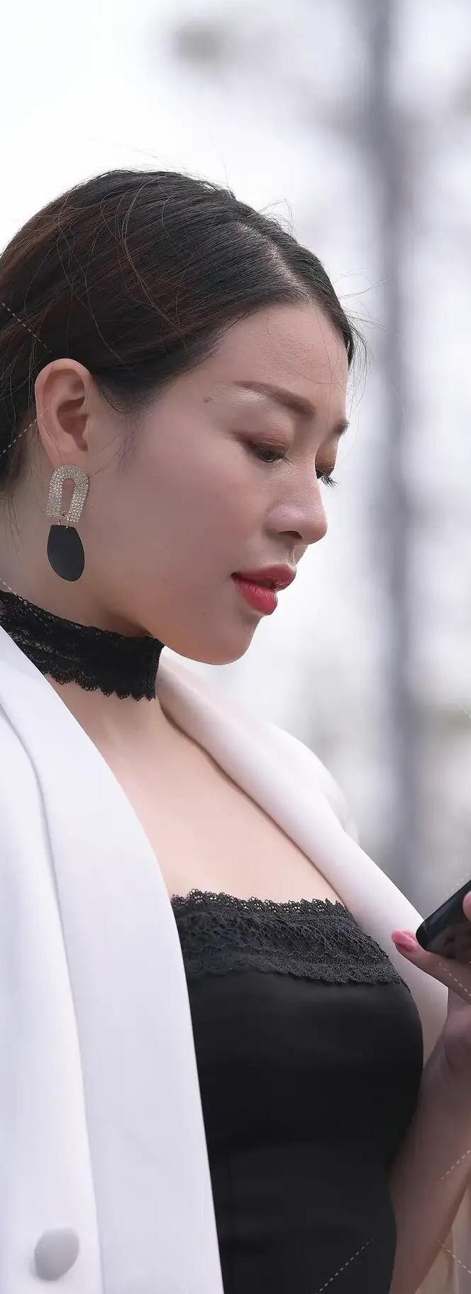 黑色 黑色抹胸连衣裙+白色西服外套=洋气+高级