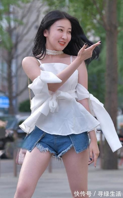 牛仔裤|白色吊带儿上衣搭配蓝色短裤,脚踩个性高跟凉鞋,也不失为时尚