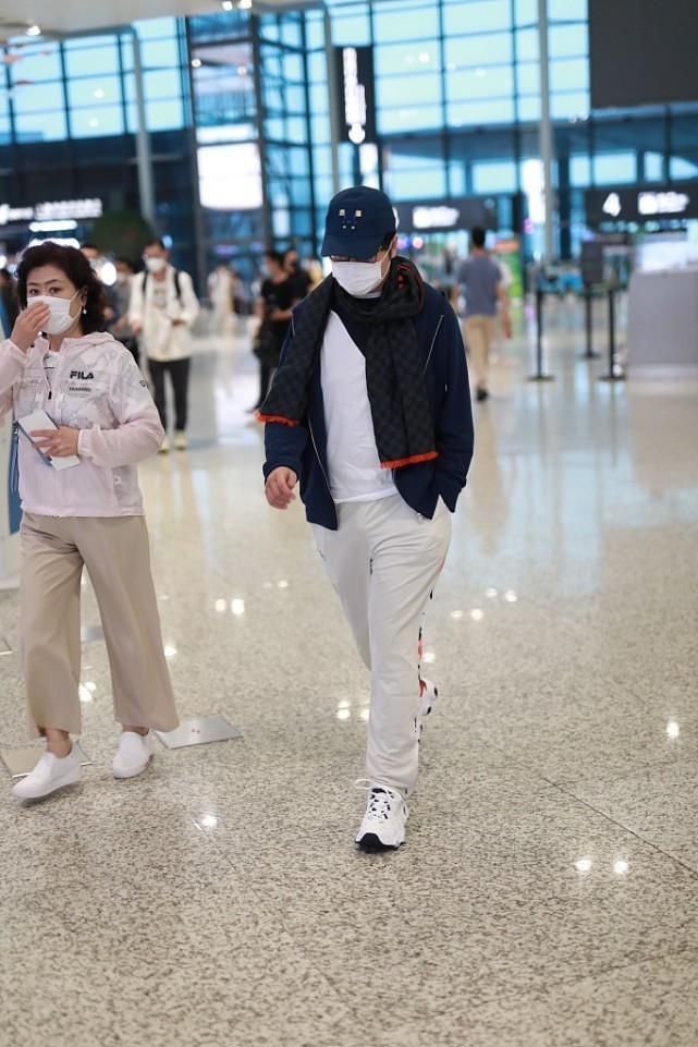 生了娃果然不一样, 吉娜高调秀身材, 却被穿潮牌的婆婆抢了风头