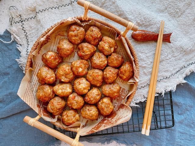 炸丸子有人放面粉，有人放淀粉，都不对，掌握3点，丸子外酥里软