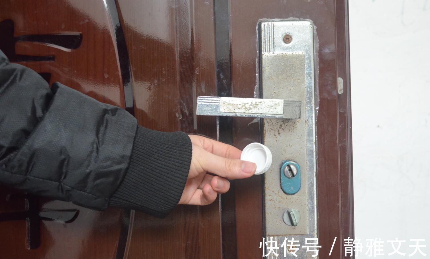 门把上粘个塑料瓶盖, 没想到还有这妙用, 家家户户都用得着
