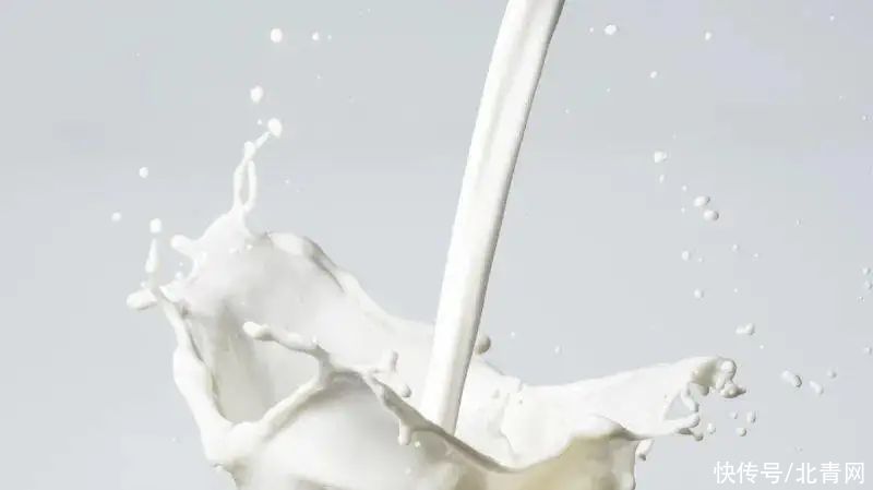 奶牛|牛奶带袋煮容易铝中毒？牛奶水果不能同吃？