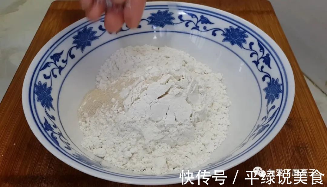 早餐别吃包子油条了，教你一个新吃法，做出好吃的煎豆包，太香了